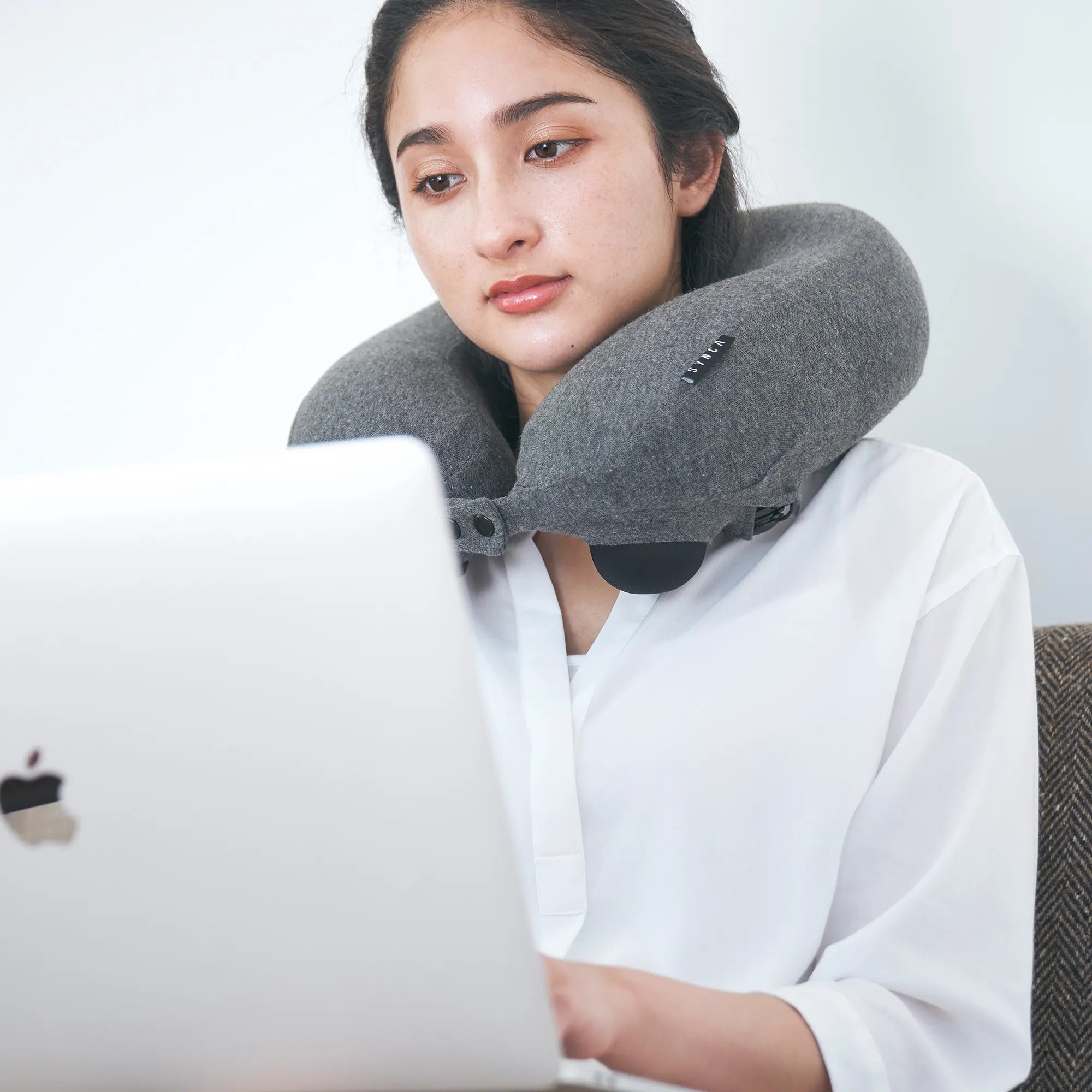 Synca NekMo Travel Pillow with Relaxing Massage